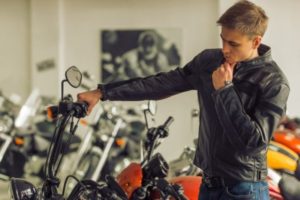 Quels critères considérer pour acheter une moto ?